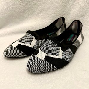 NWOT Skechers Flats 8.5